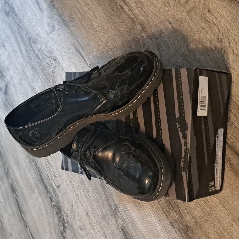 T.U.K Black Patent Flame 3 Eye Gibson Shoe. Flame Men's shoe. Size 10.